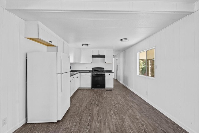 Building Photo - 5055 W. TULARE AVE SP 64 - 2 BEDROOM 1.5 BATH - MANUFACTURED HOME - SW VISALIA