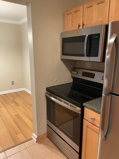 Building Photo - 625 E Fox Hills Dr