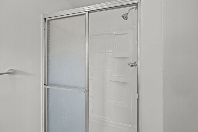 Building Photo - Charming Rental in Central Location