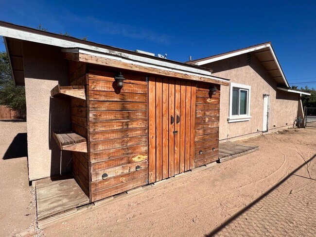 Building Photo - Hesperia Home on The Mesa
