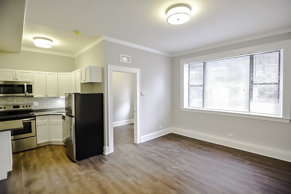 Building Photo - 823 W Lakeside Pl