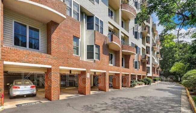 Building Photo - 301 S Reynolds St