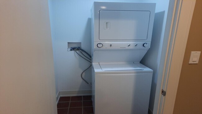 Building Photo - Elevate Your Lifestyle, Stunning 3-Bedroom Loft in Evanston