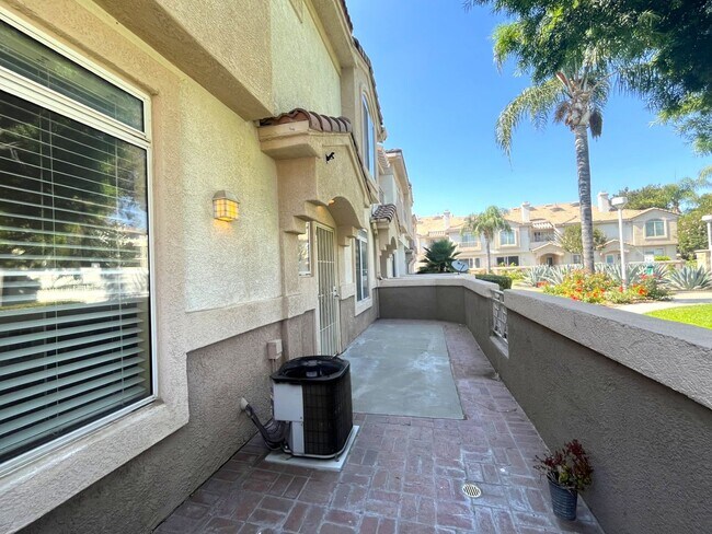 Building Photo - 3 bed, 3 bath located in Ontario, CA!