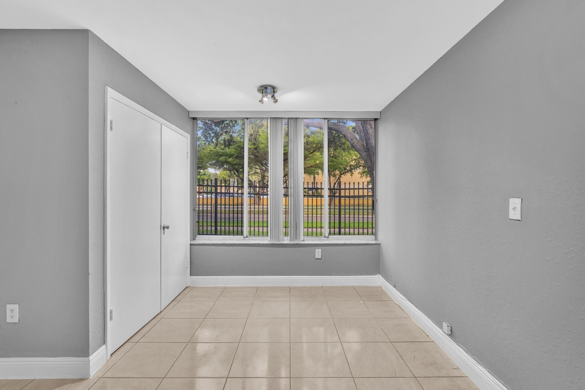 Building Photo - 2890 N Oakland Forest Dr