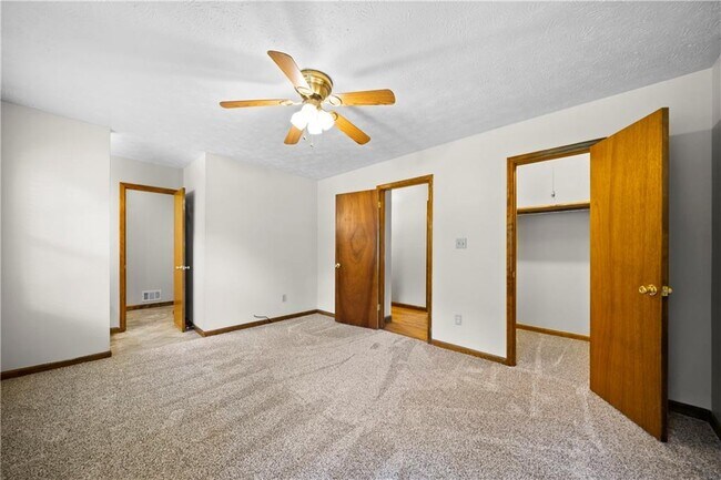 Building Photo - 5405 Iris Dr SW