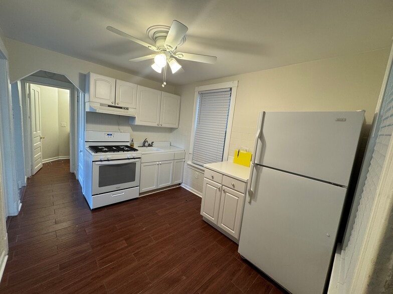 Building Photo - 3657 W Oakdale Ave