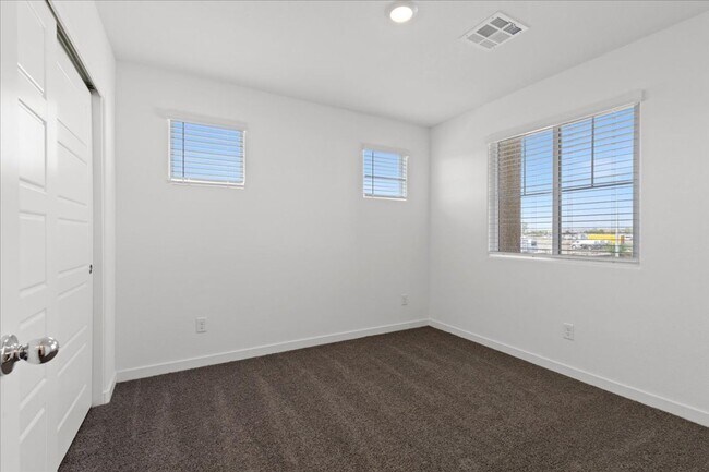 Building Photo - 900 Rosy Starling St