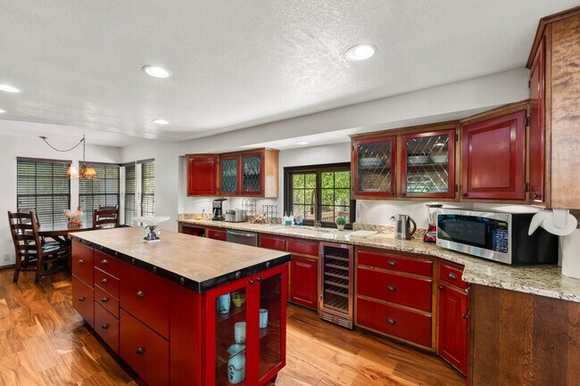 Building Photo - Brilliant Tavern Bay Home