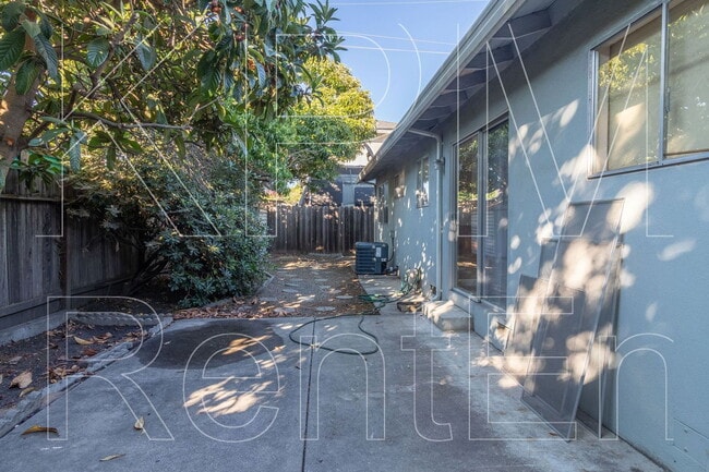 Building Photo - 107 Edan Ave
