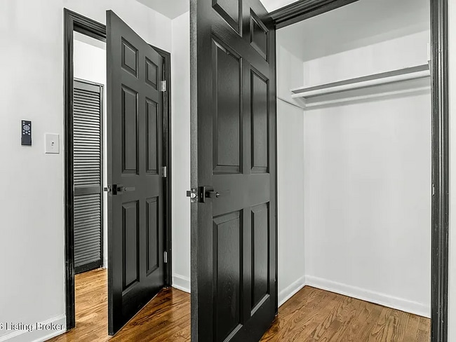 Building Photo - 1119 Ireland Dr