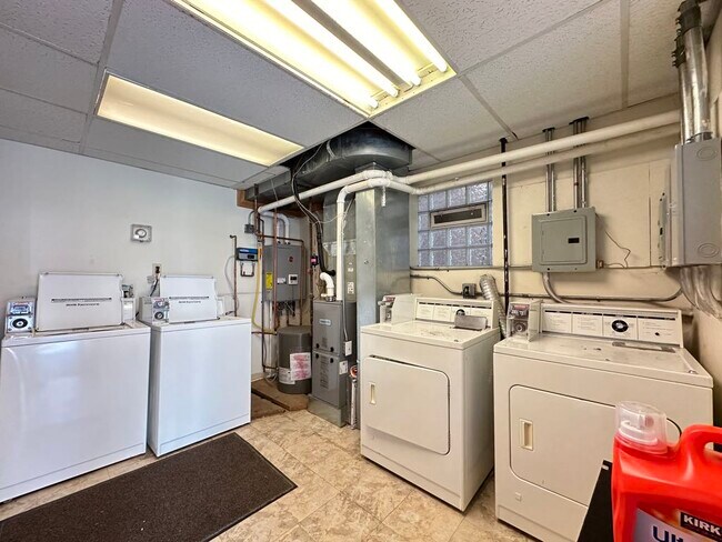 Building Photo - 1424 N Bosworth Ave