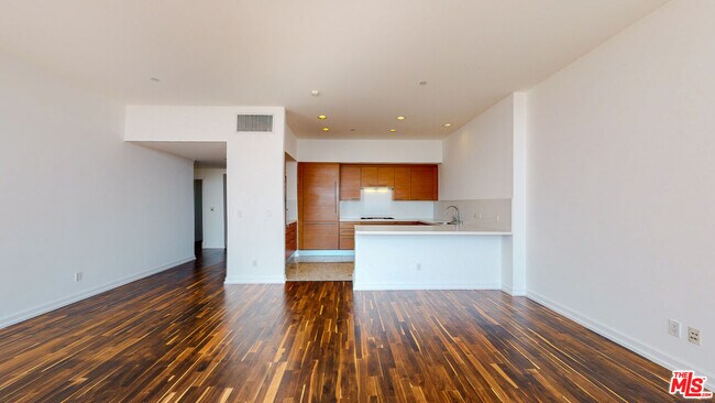 Building Photo - 900 W Olympic Blvd
