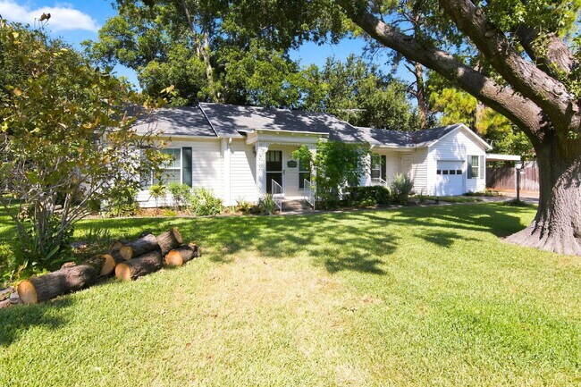 Building Photo - "Adorable 2-Bedroom, 1-Bath in Home with Beautiful Oak Floors, Spacious Yard and Lawn Service Inc...