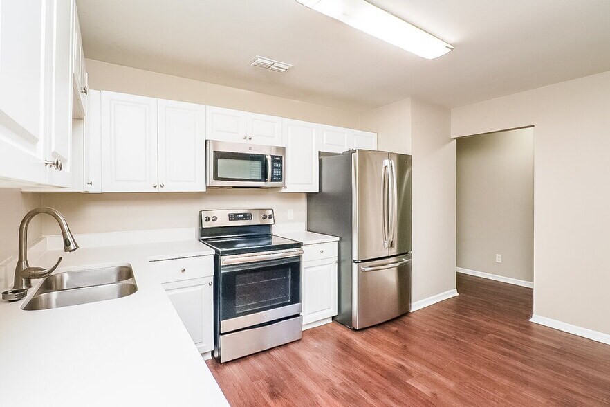 Building Photo - 718 Del Prado Dr