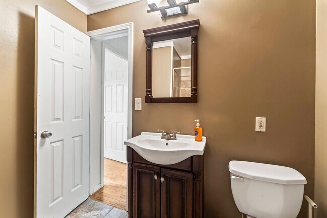 Building Photo - 2404 Saunders Station Rd