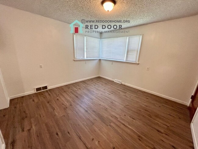 Building Photo - 604 3rd Ave SW
