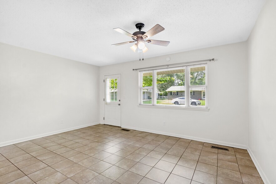 Building Photo - 840 W Davis St