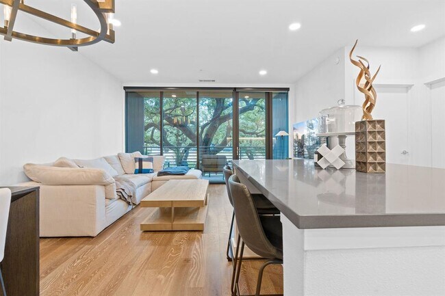 Building Photo - 900 S 1st St