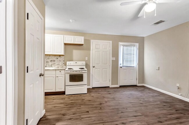 Building Photo - 2351 Longhorn St