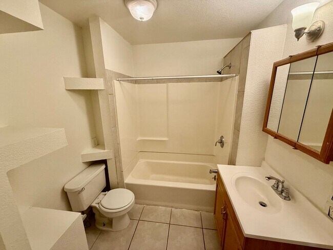 Building Photo - 509 S Bryan Ave