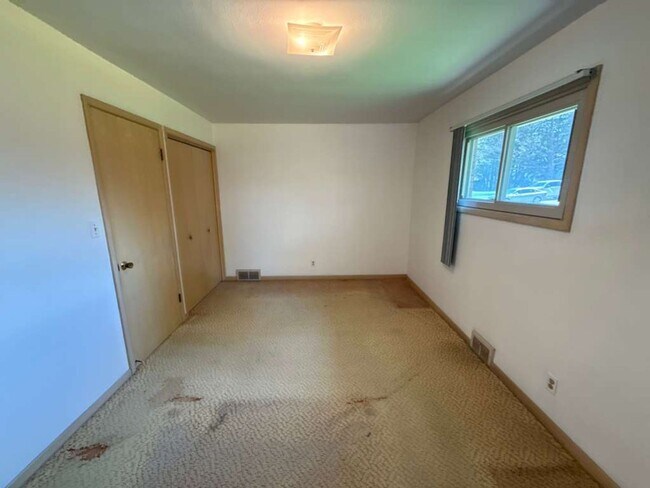 Building Photo - 3 BED 1.5 BATH SINGLE FAMILY HOME