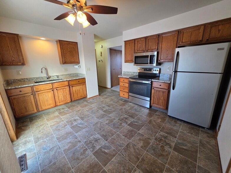 Kitchen - 303 Thomas Dr