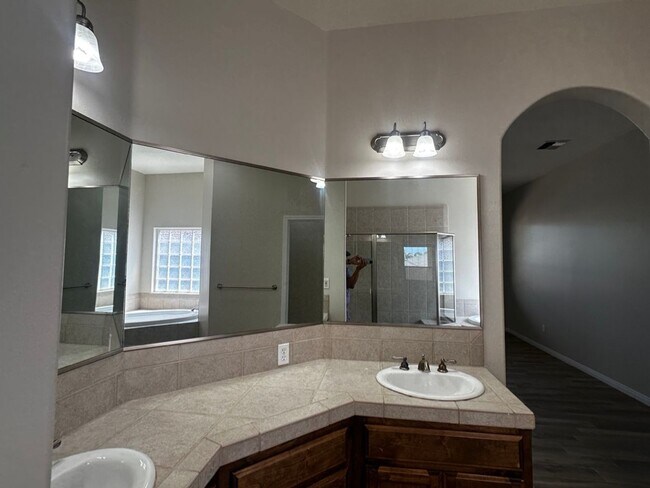 Building Photo - City in the Hills Dream House in a Cul De ...