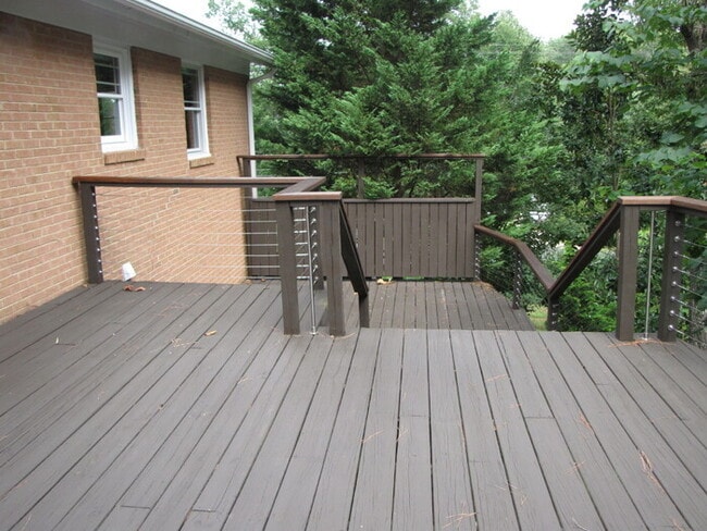 Building Photo - 501 Parkview Dr