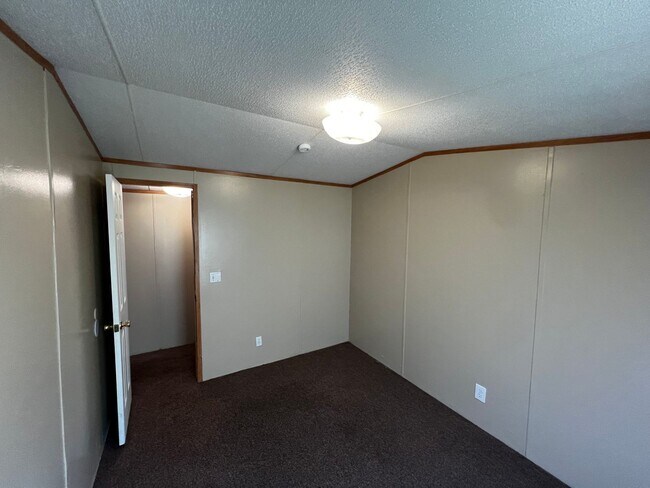 Building Photo - 3 Bedroom-2Bath located near CAFB