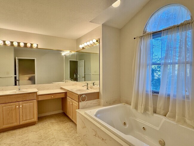 Building Photo - 144 Gigi Ln