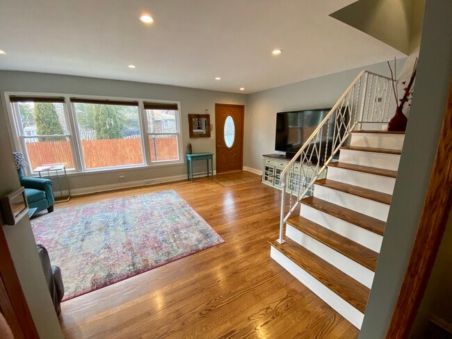 Building Photo - 5526 W Windsor Ave