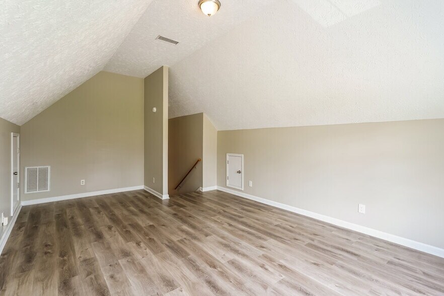 Building Photo - 1902 Champlain Dr