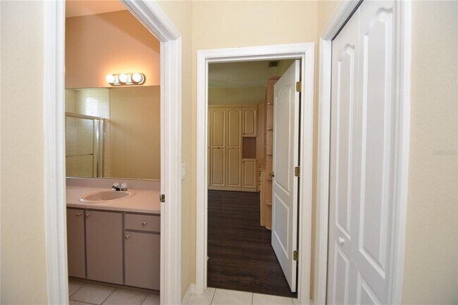 Building Photo - 10 Crampton Ct