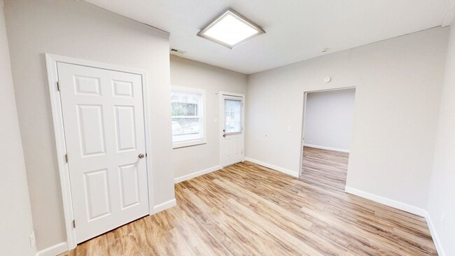 Building Photo - 2 BEDROOMS, 2 FULL BATHROOMS + 1 FREE Off-Street parking spot SPACIOUS single family house availa...