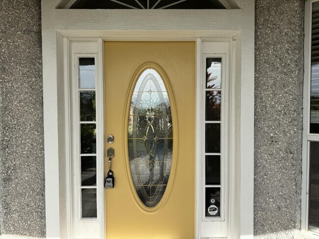 Building Photo - 7 Deerwood St