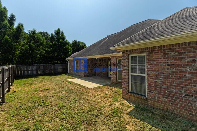 Building Photo - Beautiful 4 bedroom, 2 bathroom house in B...