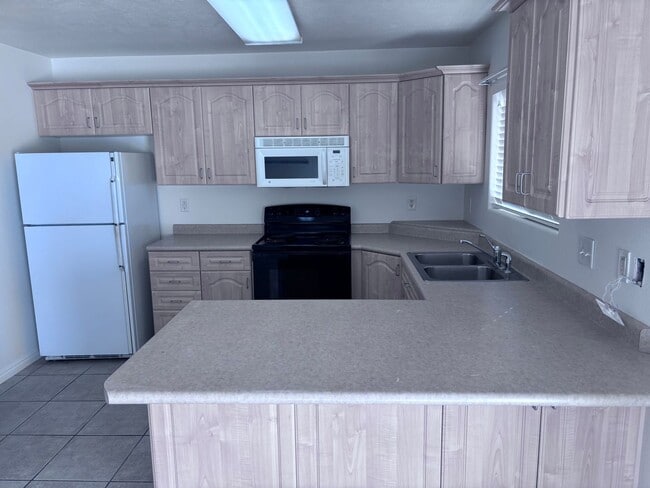 Building Photo - 3 bed / 2.5 bath / 1 car garage townhome with community pool