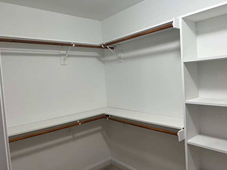 Walk In Closet - 4323 Blazing Star Ln