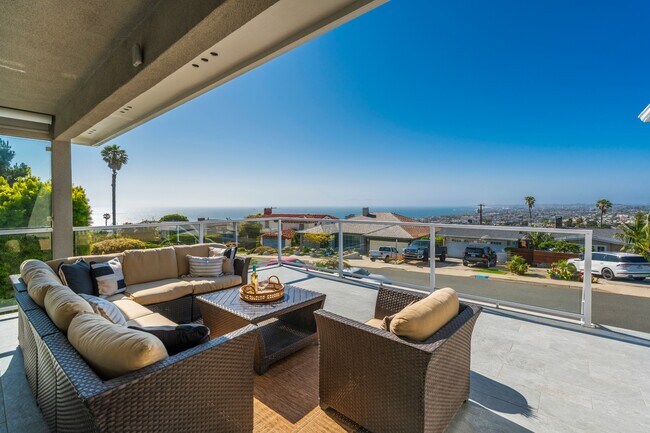 Building Photo - 426 Vía La Selva