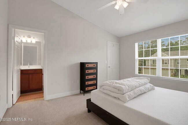 Building Photo - 6846 Roundleaf Dr