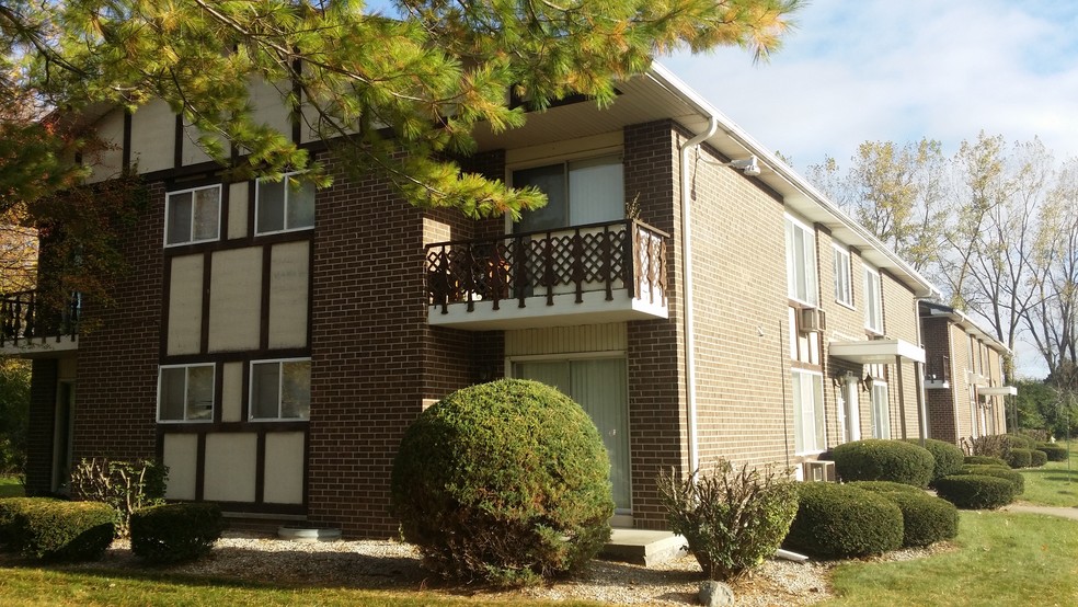 Primary Photo - Country Squire Apartments