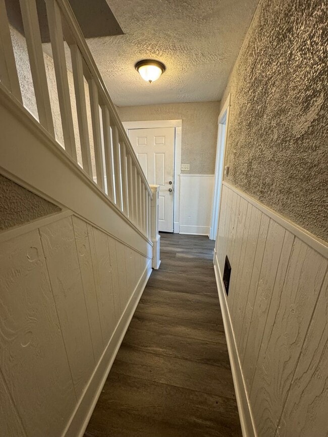 Building Photo - 4 Bedroom 2 Bath in Mckees Rocks!