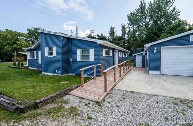 Building Photo - 7961 Lakeshore Rd