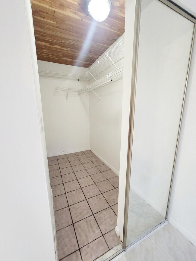 Building Photo - 15702 E Waterside Cir