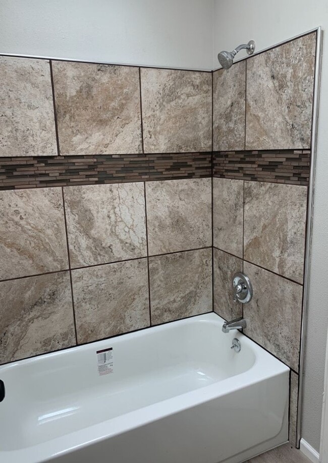 Building Photo - Spacious Tri-Level Home in Southwest Ft. C...