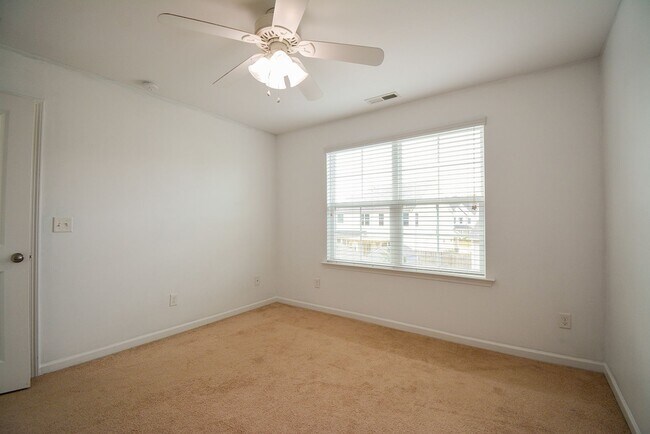 Building Photo - **Move In by October 8th 2025 and Receive ...