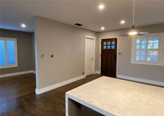 Building Photo - 349 Norumbega Dr