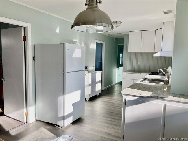 Building Photo - 31 Daggett St