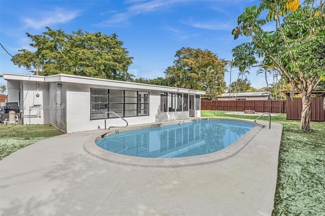 Building Photo - 1600 SW 9th St